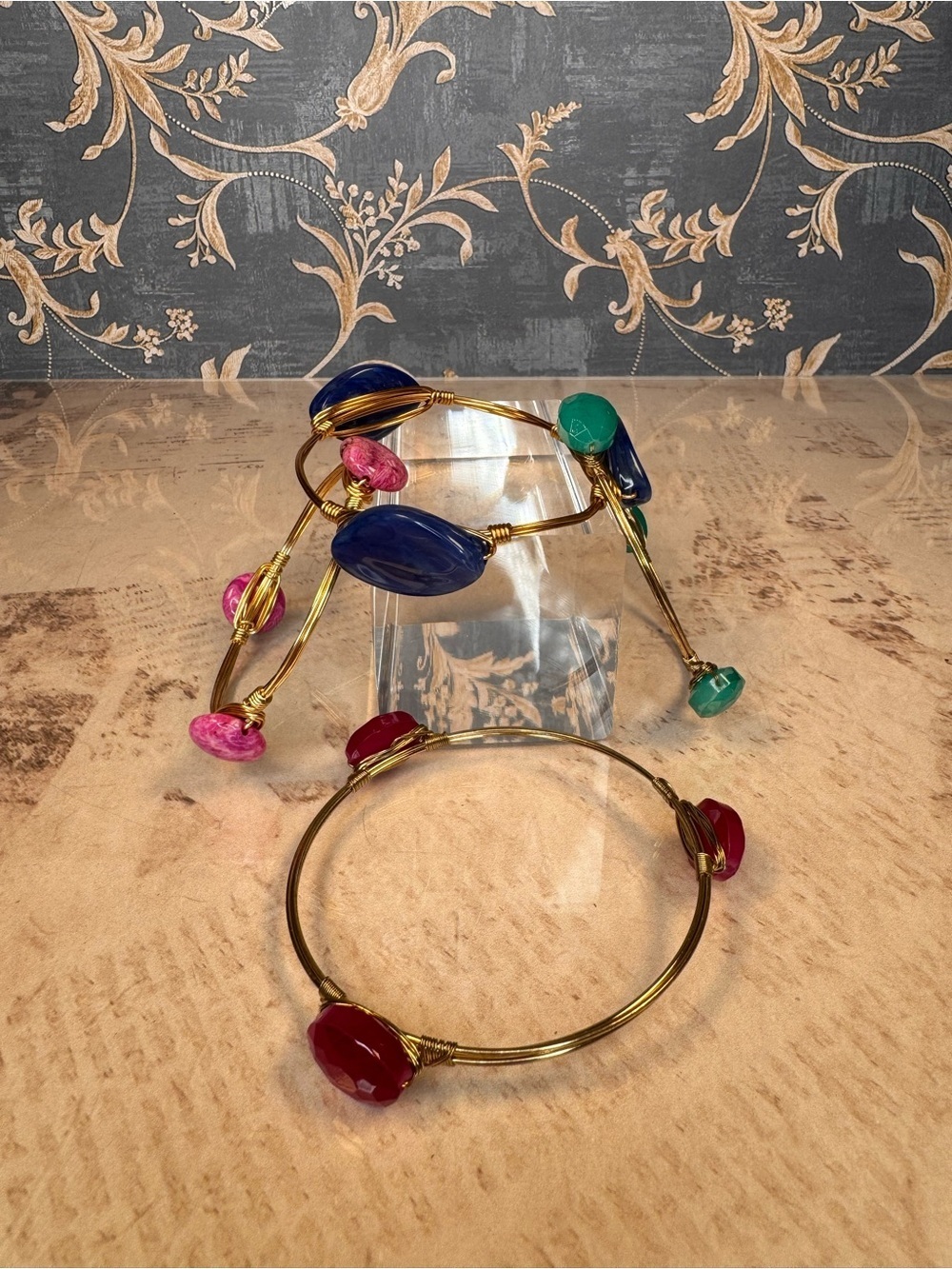 Set of 4 Gold Tone Wire Beaded Bracelets Pink Magenta Blue Green C53